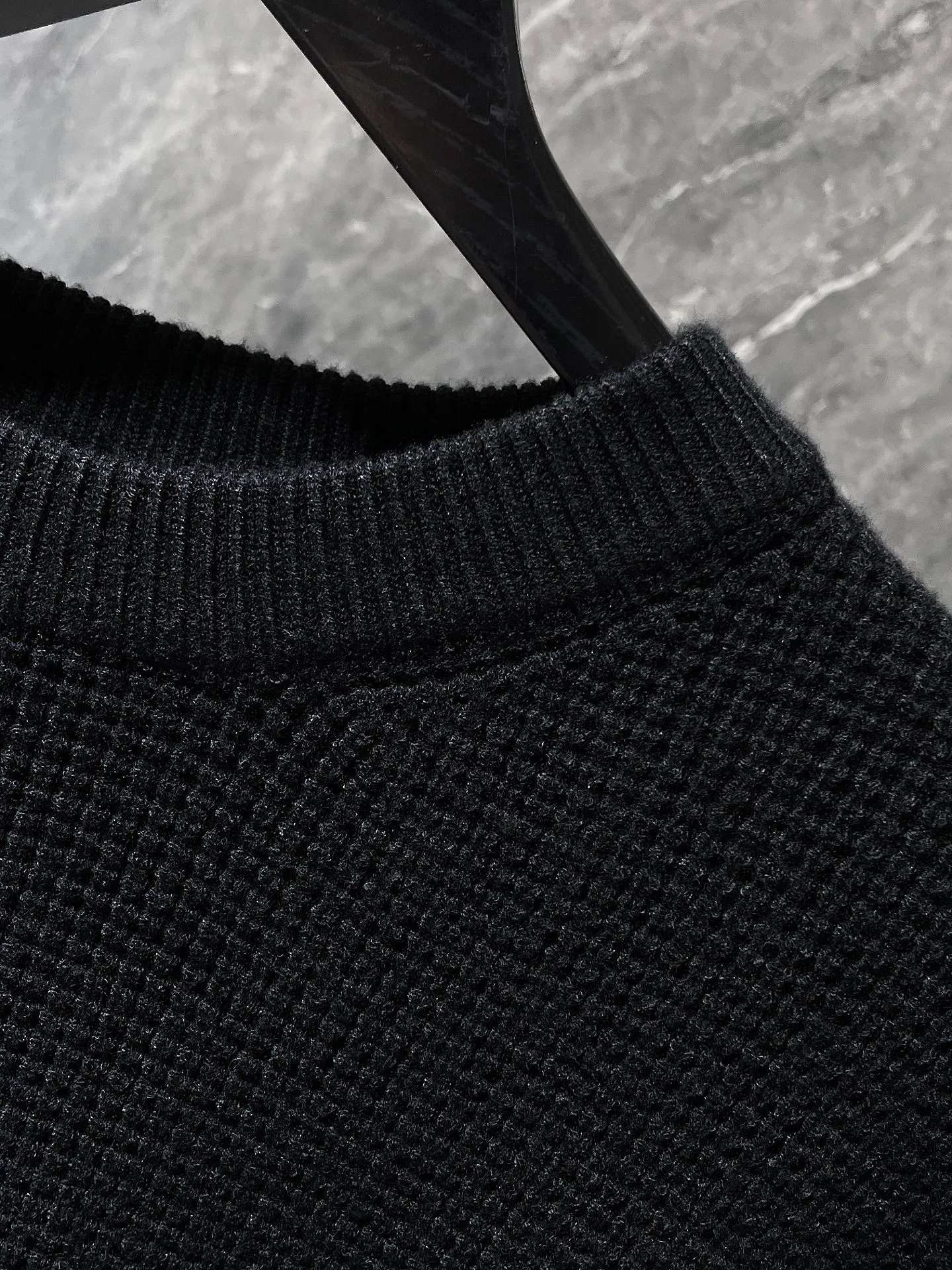 P236 Chrome Hearts 🍁Autumn and winter sweater series🍁 Customized version of hardware logo on the back➕leather cuffs Selected high-quality 100% pure cotton high-weight knitted fabric Special weaving technology Non-common version on the market Recommended colors: black avocado green